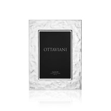 Carica l'immagine nel visualizzatore di Gallery, portafoto color argento con decoro che ricorda la carta stropicciata