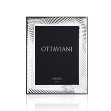 Carica l'immagine nel visualizzatore di Gallery, portafoto color argento con decoro a righe curve