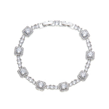 Carica l'immagine nel visualizzatore di Gallery, bracciale tipo tennis tempestato di cristalli bianchi montati su metallo rodiato
