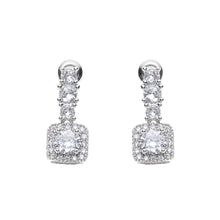 Carica l'immagine nel visualizzatore di Gallery, orecchini pendenti tempestati di cristalli bianchi montati su metallo rodiato