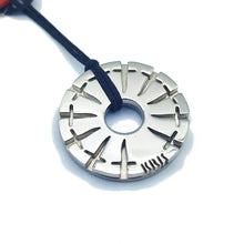 Carica l'immagine nel visualizzatore di Gallery, KRIS Collana con Pendente a ruota di Pugnali in Acciaio e Cotone cerato HKRLXX10