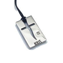 Carica l'immagine nel visualizzatore di Gallery, KRIS Collana con Pendente Rettangolare con Pugnale in Acciaio Diamantino e Cotone cerato HKRMXD11