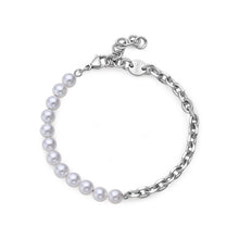 Carica l'immagine nel visualizzatore di Gallery, Bracciale da uomo composto per metà da perle bianche e per l'altra metà da una catena di acciaio color argento