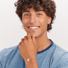Carica l'immagine nel visualizzatore di Gallery, bracciale da uomo in acciaio con catenina a maglia grumetta sottile e targa tonda centrale con scritte dedicate al papà indossato