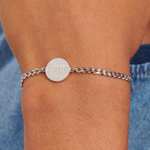 Carica l'immagine nel visualizzatore di Gallery, bracciale da uomo in acciaio con catenina a maglia grumetta sottile e targa tonda centrale con scritte dedicate al papà indossato e visto da vicino