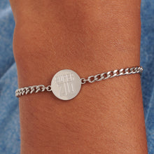 Carica l'immagine nel visualizzatore di Gallery, bracciale da uomo in acciaio con catenina a maglia grumetta sottile e targa tonda centrale con scritta dedicata allo zio indossato e visto da vicino