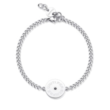 Carica l'immagine nel visualizzatore di Gallery, bracciale da uomo in acciaio con catenina a maglia grumetta sottile e targa tonda centrale con cristallo colore Jet e scritte dedicate ai fratelli