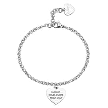 Carica l'immagine nel visualizzatore di Gallery, bracciale a catena in acciaio lucido con pendente a forma di cuore con incisa la frase "famiglia. Dove il cuore trova casa"