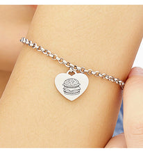 Carica l'immagine nel visualizzatore di Gallery, Bracciale S'AGAPò con pendente a forma di Cuore, disegno di hamburger e dedica "Se senti le farfalle nello stomaco è la fame" SBY046