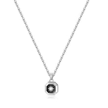 Carica l'immagine nel visualizzatore di Gallery, collana da uomo in acciaio lucido e smalto nero con pendente ottagonale con decoro rosa dei venti di sagapo gioielli