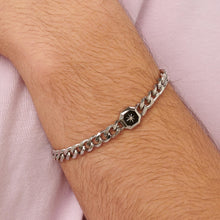 Carica l'immagine nel visualizzatore di Gallery, bracciale da uomo in acciaio lucido e smalto nero con elemento ottagonale con decoro a rosa dei venti di sagapo gioielli indossato e visto da vicino