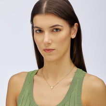 Carica l'immagine nel visualizzatore di Gallery, collana con gufetto in acciaio dorato di s'agapò Click indossata
