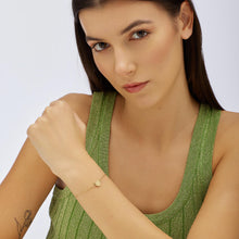 Carica l'immagine nel visualizzatore di Gallery, Bracciale in acciaio dorato con gufetto di s'agapò Click indossato