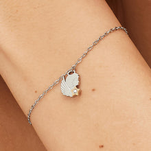 Carica l'immagine nel visualizzatore di Gallery, bracciale con pendente a forma di angelo con stella e pietra bianca in metallo bianco indossato e visto da vicino