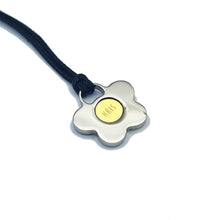 Carica l'immagine nel visualizzatore di Gallery, KRIS Collana con Pendente Fiore in Acciaio Oro e Cotone Cerato SCO04