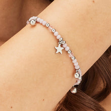 Carica l'immagine nel visualizzatore di Gallery, bracciale con charm a forma di stella marina sfere di vetro rosa e di acciaio lucido di sagapo glint indossato e visto da vicino