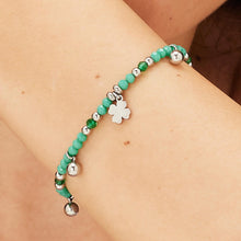 Carica l'immagine nel visualizzatore di Gallery, bracciale con charm a forma di quadrifoglio sfere di vetro verdi e di acciaio lucido di sagapo glint indossato e visto da vicino