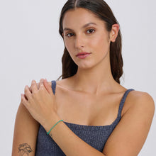 Carica l'immagine nel visualizzatore di Gallery, Bracciale con perline in vetro colore turchese sfaccettato e acciaio di S’agapo Happy indossato