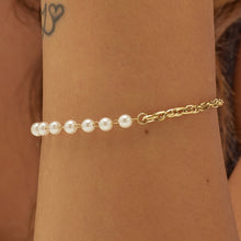 Carica l'immagine nel visualizzatore di Gallery, Bracciale Sagapo CHUNKY in acciaio placcato oro con catena a corda e perle di conchiglia indossato e visto da vicino