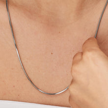 Carica l'immagine nel visualizzatore di Gallery, collana lunga con catena snake in acciaio lucido di sagapo chunky indossata e vista da vicino