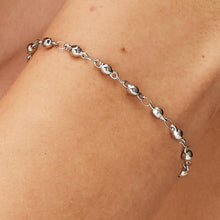 Carica l'immagine nel visualizzatore di Gallery, bracciale con catena a pallini in acciaio lucido di sagapo chunky indossato e visto da vicino