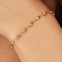Carica l'immagine nel visualizzatore di Gallery, bracciale con catena a pallini in acciaio dorato di sagapo chunky indossato e visto da vicino