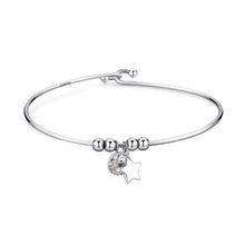 Carica l'immagine nel visualizzatore di Gallery, bracciale a filo rigido in acciaio bianco con charm con cristallo e charm a forma di stella e 4 palline lucide