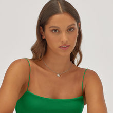Carica l'immagine nel visualizzatore di Gallery, Collana con pendente a forma di cuore in Acciaio con cristallo al centro. indossata