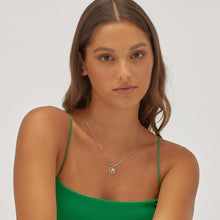 Carica l'immagine nel visualizzatore di Gallery, Collana con pendente a forma di quadrifoglio in Acciaio con cristallo bianco indossata