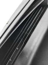 Carica l'immagine nel visualizzatore di Gallery, Portafogli e portadocumenti in pelle nera con spadino in argento di Cesare Paciotti con tasca porta carte di credito