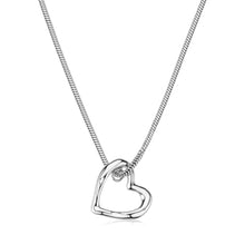 Carica l'immagine nel visualizzatore di Gallery, catenina con cuore piccolo pendente in metallo color argento