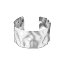 Carica l'immagine nel visualizzatore di Gallery, Bracciale rigido a fascia da Donna con decoro a drappo in acciaio color aargento