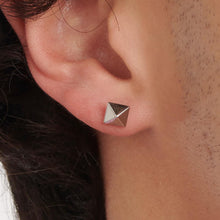 Carica l'immagine nel visualizzatore di Gallery, Orecchino singolo a lobo in acciaio 316L a forma di borchia S'AGAPò ROGUE SNP24