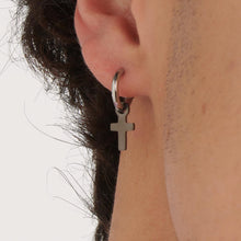 Carica l'immagine nel visualizzatore di Gallery, Orecchino singolo a cerchio con pendente croce in acciaio e PVD rutenio S'AGAPò ROGUE SNP30
