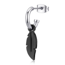 Carica l'immagine nel visualizzatore di Gallery, Orecchino a cerchio singolo da uomo in acciaio bianco con pendente a forma di piuma in acciaio di colore nero