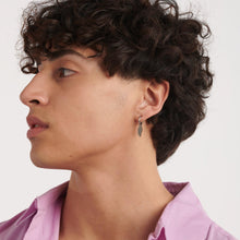 Carica l'immagine nel visualizzatore di Gallery, Orecchino singolo a cerchio con pendente piuma in acciaio e PVD rutenio S'AGAPò ROGUE SNP31