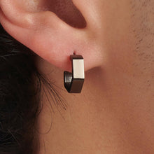 Carica l'immagine nel visualizzatore di Gallery, Orecchino singolo a forma di dado esagonale in acciaio con PVD rutenio S'AGAPò ROGUE SNP34