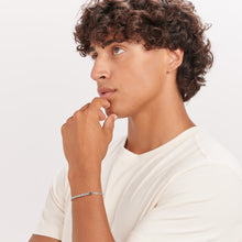 Carica l'immagine nel visualizzatore di Gallery, Bracciale a catena con targhetta incisa in acciaio e cristallo nero S'AGAPò PROUD SPD13