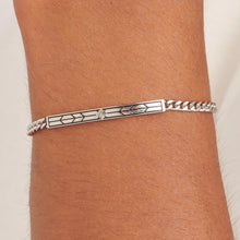 Carica l'immagine nel visualizzatore di Gallery, Bracciale a catena con targhetta incisa in acciaio e cristallo nero S'AGAPò PROUD SPD13