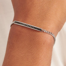 Carica l'immagine nel visualizzatore di Gallery, Bracciale con targhetta godronata in acciaio con finiture in pvd nero S'AGAPò PROUD SPD14