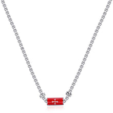 Carica l'immagine nel visualizzatore di Gallery, Collana da uomo con catena in acciaio lucido color argento e Centrale cilindrico in smalto rosso raffigurante un motivo nautico a croce greca