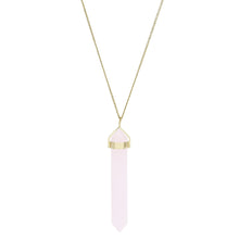 Carica l'immagine nel visualizzatore di Gallery, Girocollo Lungo da donna In Acciaio Placcato Oro Giallo con Finitura Lucida e Vetro Rosa a forma di Cristallo grezzo.