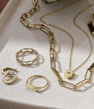 Carica l'immagine nel visualizzatore di Gallery, Fossil JF04351710 Collana Donna con pendente a Scudo in acciaio Dorato - Essentials Heritage