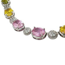 Carica l&#39;immagine nel visualizzatore di Gallery, Collana con cristalli di cubic zirconia di vari colori posti in successione color argento dettaglio
