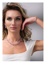 Carica l&#39;immagine nel visualizzatore di Gallery, parure con cristalli di cubic zirconia rosa e bianchi posti in successione alternata con metallo color argento
