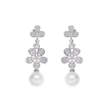Carica l&#39;immagine nel visualizzatore di Gallery, Orecchini pendenti con cristalli di cubic zirconia bianchi e perla con metallo color argento
