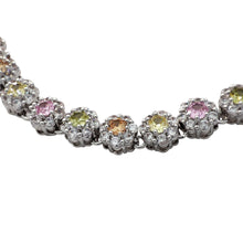 Carica l&#39;immagine nel visualizzatore di Gallery, dettaglio di Collana a margherite di cristalli di cubic zirconia di vari colori posti in successione, color argento
