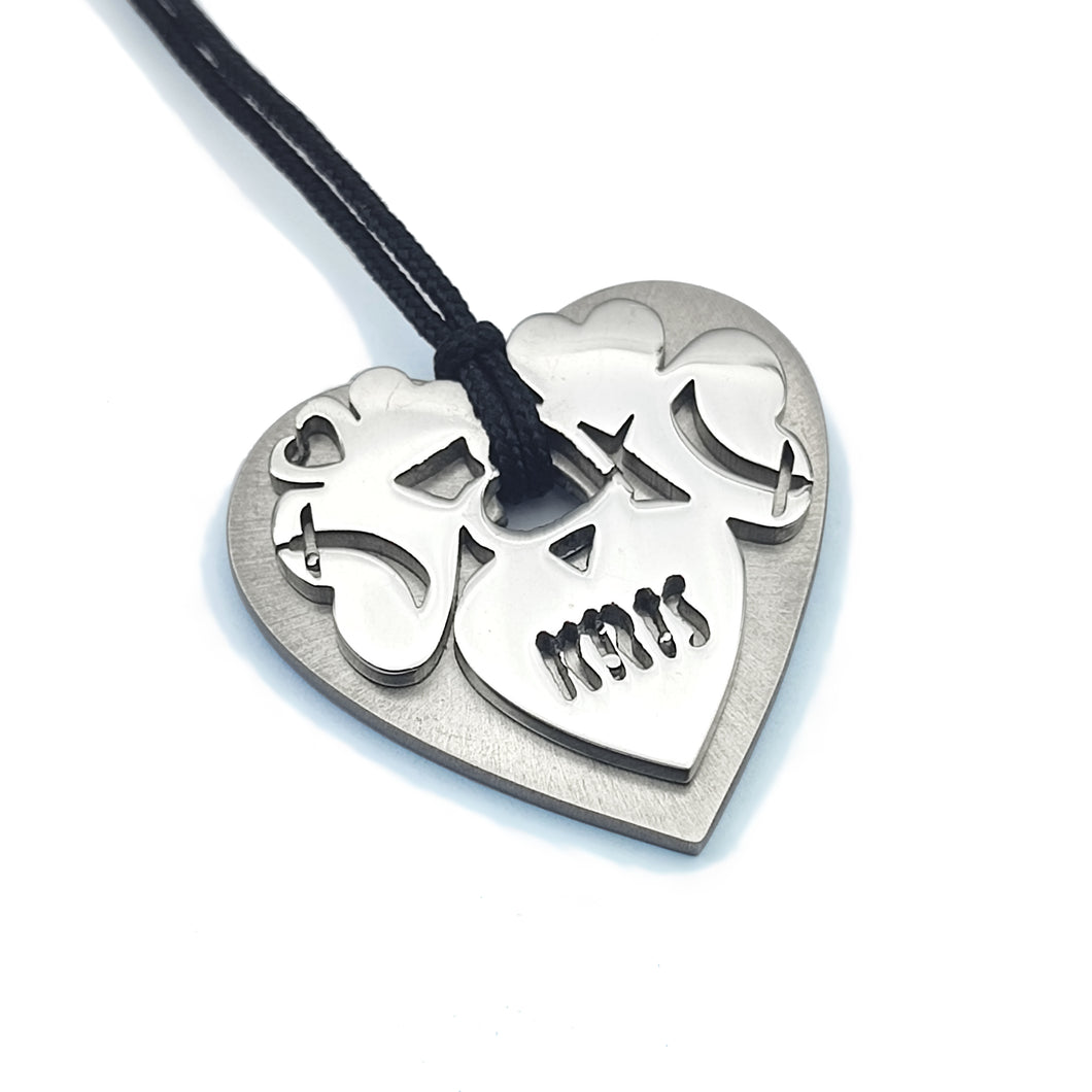 Pendente Cuore con decori di spade che si intrecciano In Acciaio Inox e cordino in Cotone Cerato nero