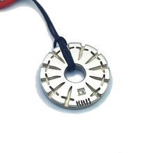 Carica l&#39;immagine nel visualizzatore di Gallery, KRIS Collana con Pendente a ruota di Pugnali in Acciaio Diamantino e Cotone cerato HKRMXD09
