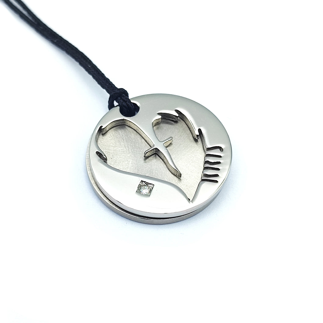 KRIS Collana con Pendente Cuore e pugnale in Acciaio Diamantino e Cotone cerato HKRMXD15